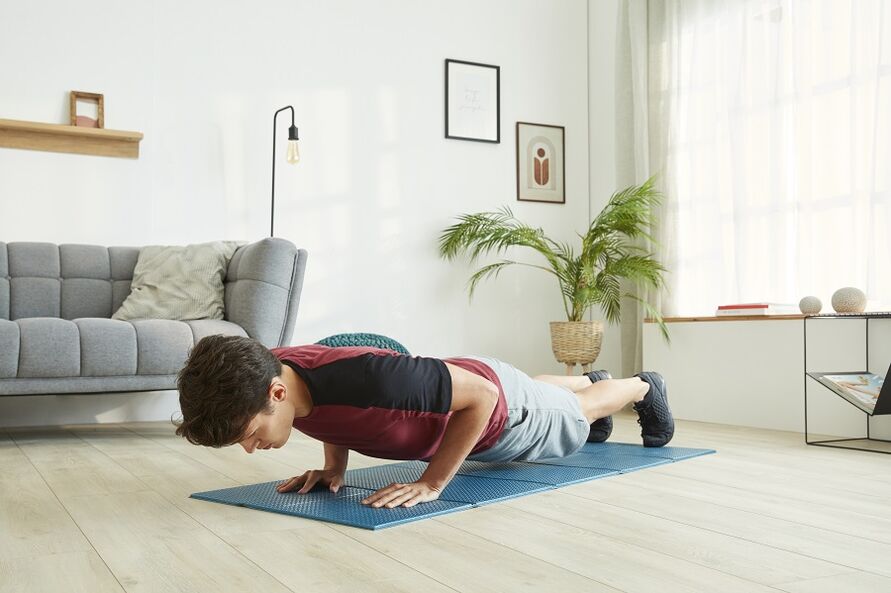 Stand on the board to exercise the muscles of the press and back